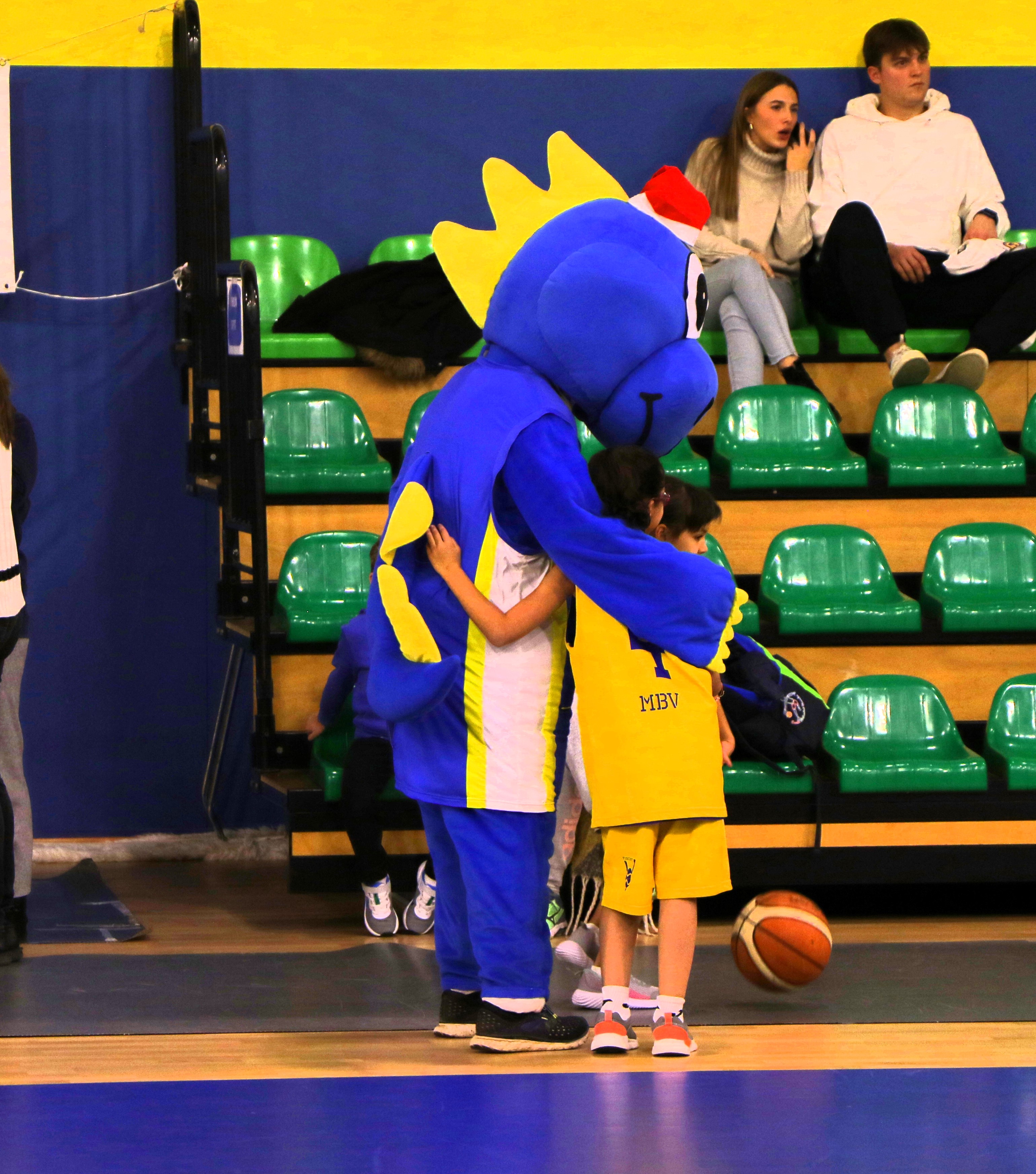 Gioco di allenamento di basket. Bambino sorridente con palla da basket che  mostra il pollice in